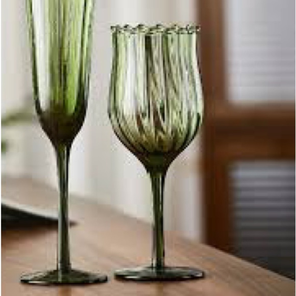 🍷Set of 4 Elegant Green Wine Glasses - Picture 5 of 11